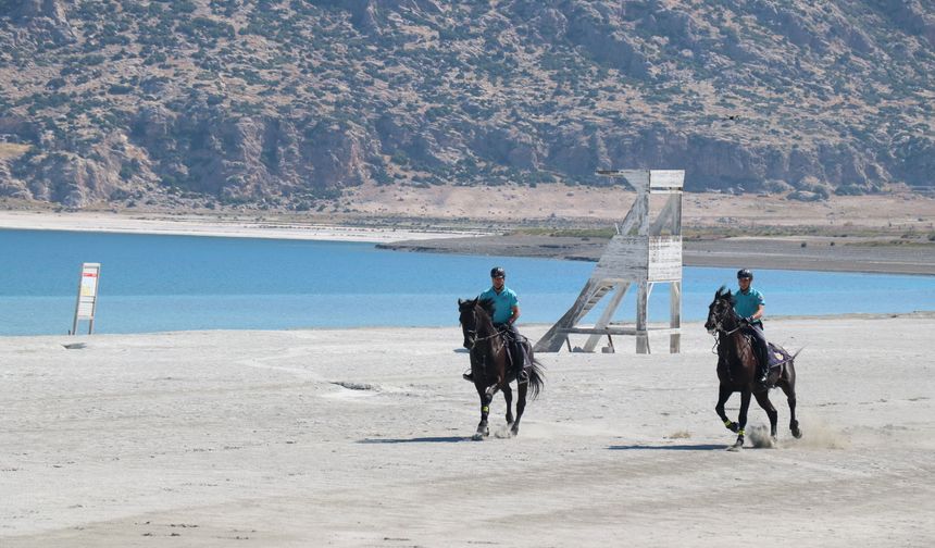 Salda Gölü'nde atlı jandarma ekibi göreve başladı