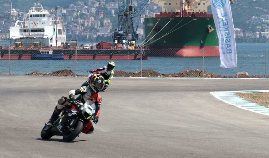 Türkiye Süpermoto ve Motomini Şampiyonası'nın 3. ayak yarışları Kocaeli'de sürüyor