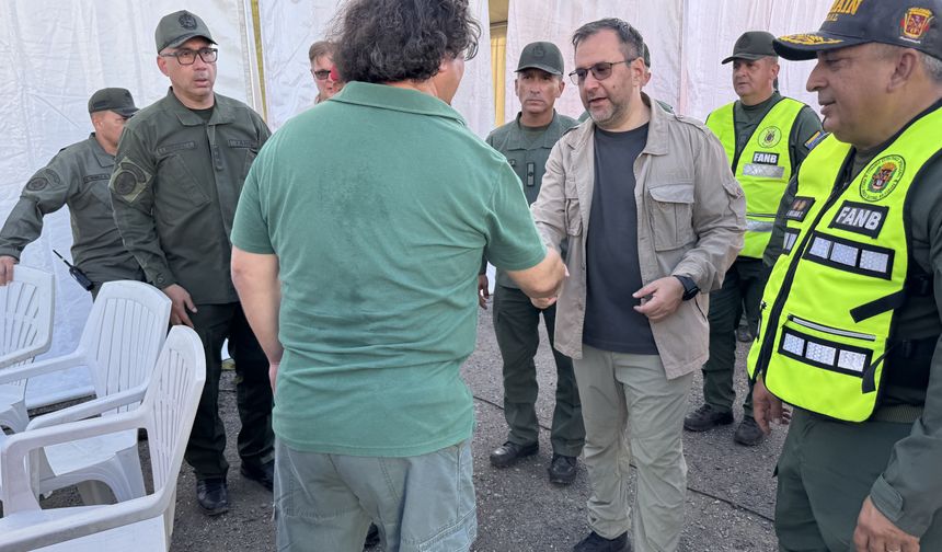 Venezuela Savunma Bakanı Lopez ve Dışişleri Bakanı Gil, Türk arama kurtarma ekibini ziyaret etti