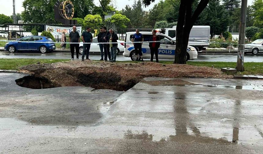 Ankara'da sağanak sonrası yolda çökme meydana geldi