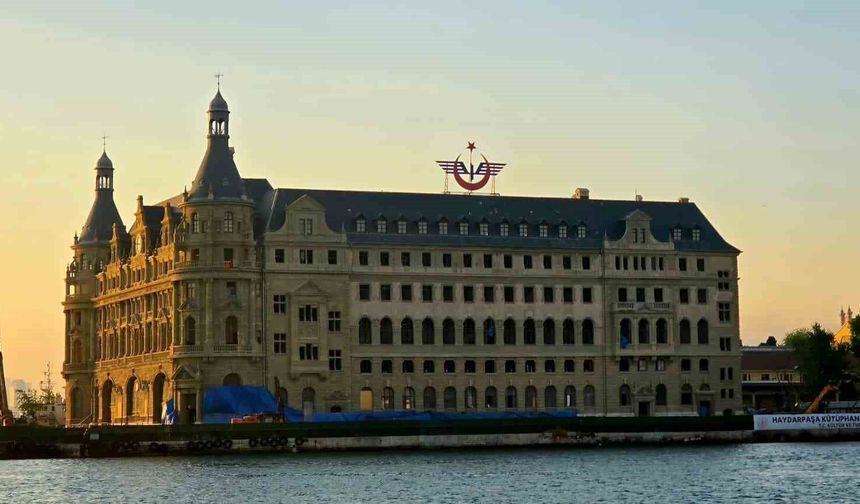 Bakan Ersoy: 'Haydarpaşa, yıllar sonra yeniden tarihi silüetteki yerini almaya başladı'