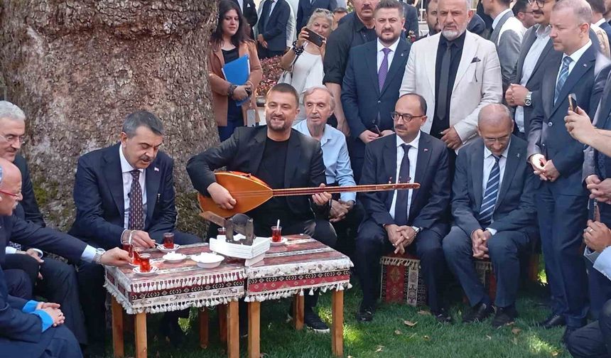 Bakan Tekin Bursa'da çınar altında türkü söyledi, Anadolu peynirlerini tattı