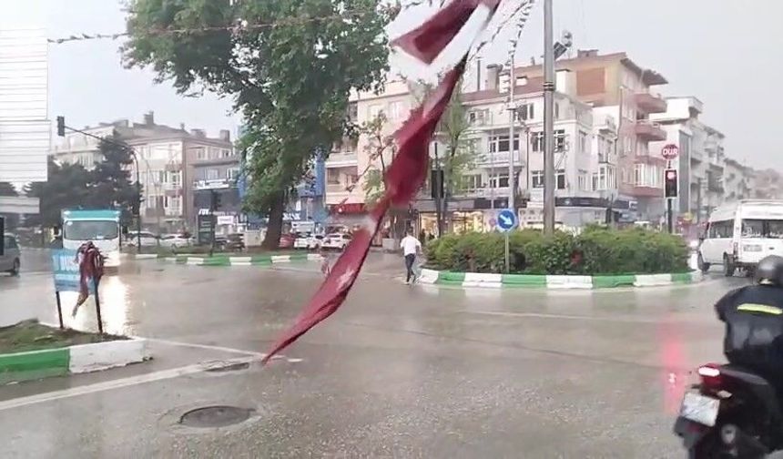 Bursa'da sel...Duyarlı vatandaşlar sele rağmen yırtılan Türk Bayrağını yerden kaldırdı