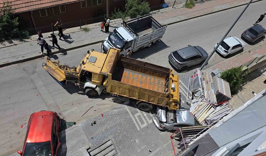 Freni tutmayan kamyon 4 araca çarparak durdu