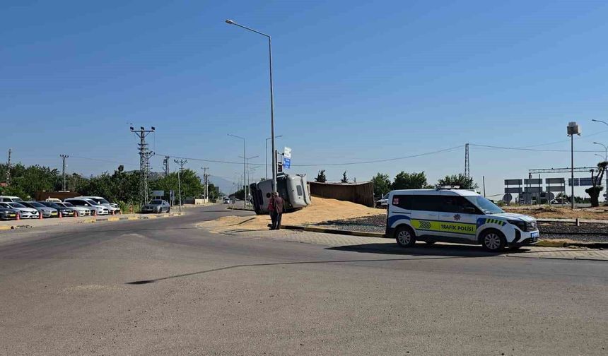 Gaziantep'te arpa yüklü tır kavşakta yan yattı: 1 yaralı