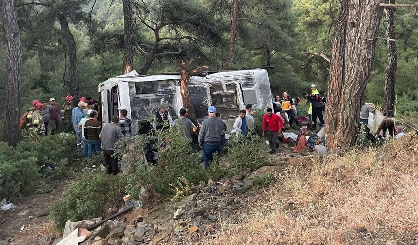 İzmir'de işçi servisi şarampole devrildi: 22 yaralı