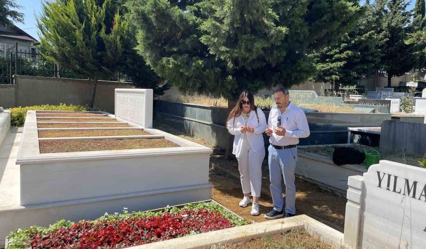 Kadir İnanır'ın kabri çiçeklerle donatıldı: Sevenleri yalnız bırakmadı