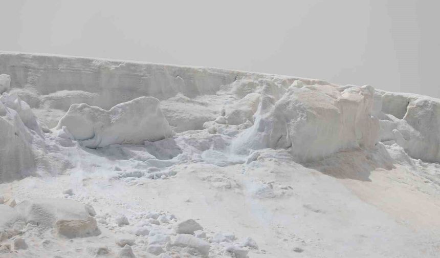 Kandilli Sıra Dağları'nın zirvesindeki kar kütleleri dron ile görüntülendi