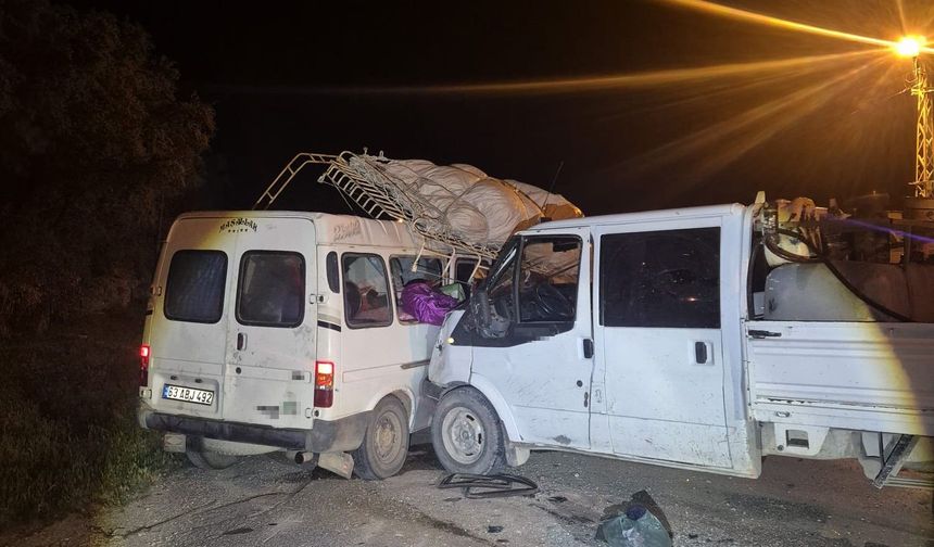 Konya'da kamyonet ile minibüs çarpıştı: 7 yaralı