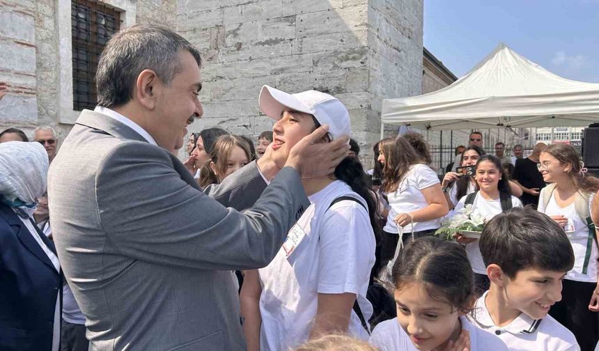 Milli Eğitim Bakanı Tekin geleceğin yazarlarıyla buluştu, eserlerini inceledi