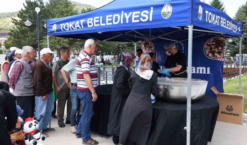 Tokat Belediyesi'nden 12 bin kişiye aşure ikramı