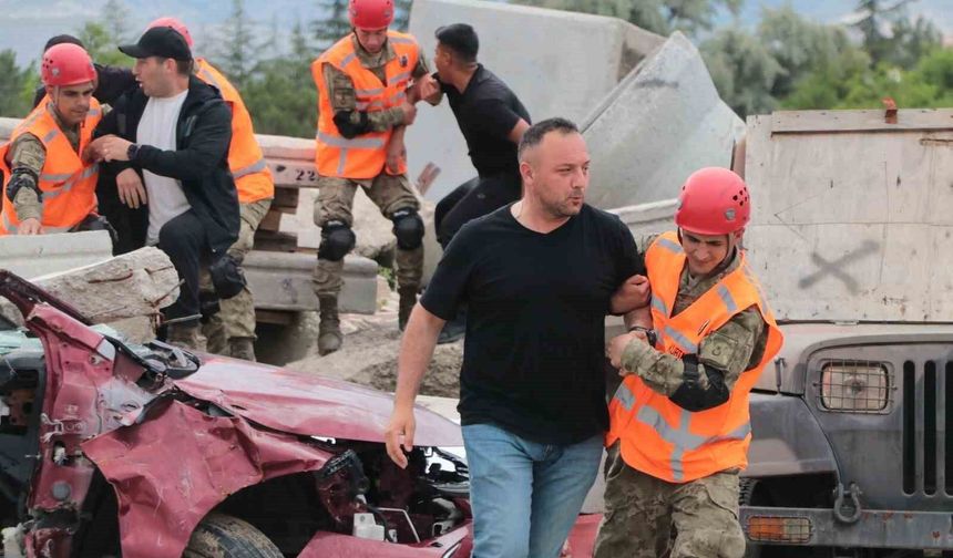 TSK'dan 'İnsani Yardım Tatbikatı-2026'da gerçeğini aratmayan deprem senaryosu