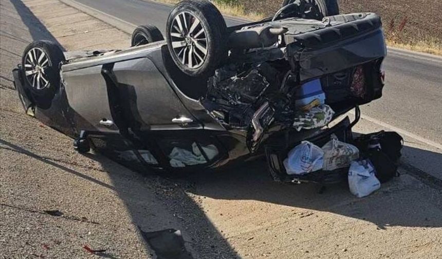 Afyonkarahisar'da refüje devrilen otomobildeki 8 kişi yaralandı