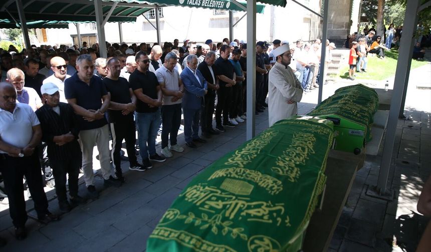 Afyonkarahisar'daki trafik kazasında ölen anne ve bebeği Kayseri'de toprağa verildi
