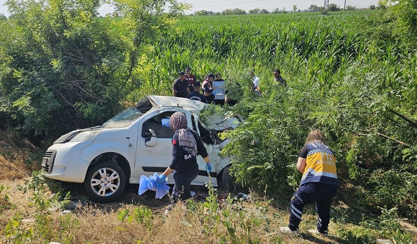 Aksaray'da şarampole devrilen hafif ticari araçtaki 3 kişi öldü, 1 kişi ağır yaralandı