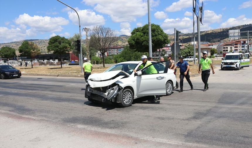 Amasya'da beton mikseri ile çarpışan otomobildeki 5 kişi yaralandı