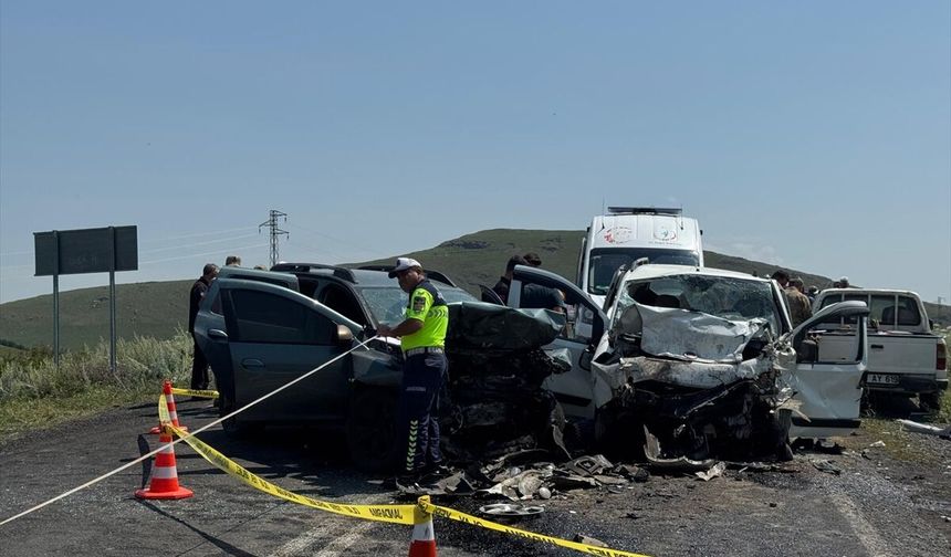 Ardahan'da iki aracın çarpışması sonucu 3 kişi öldü, 3 kişi yaralandı