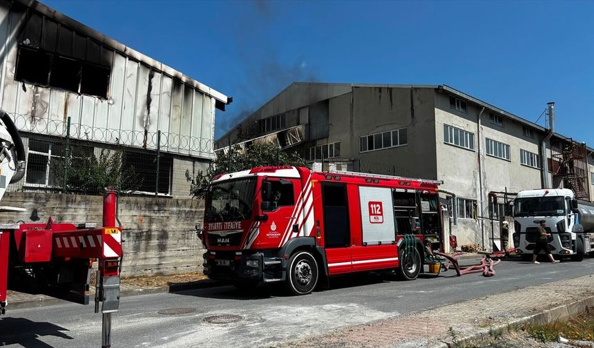Arnavutköy'de sünger fabrikasında çıkan yangın itfaiye ekiplerince söndürüldü