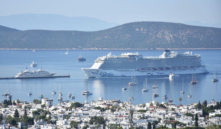 'Aroya' kruvaziyeri Bodrum'a 1532 turist getirdi