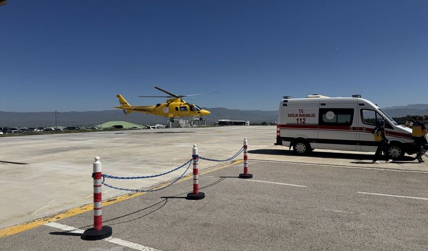 Erzurum'da boğa saldırısında yaralanan genç ambulans helikopterle hastaneye kaldırıldı