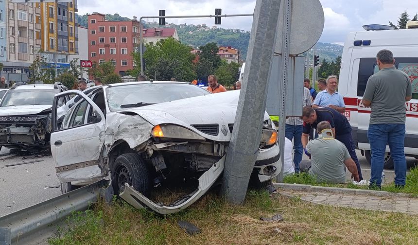 Giresun'da iki otomobilin çarpıştığı kazada 5 kişi yaralandı