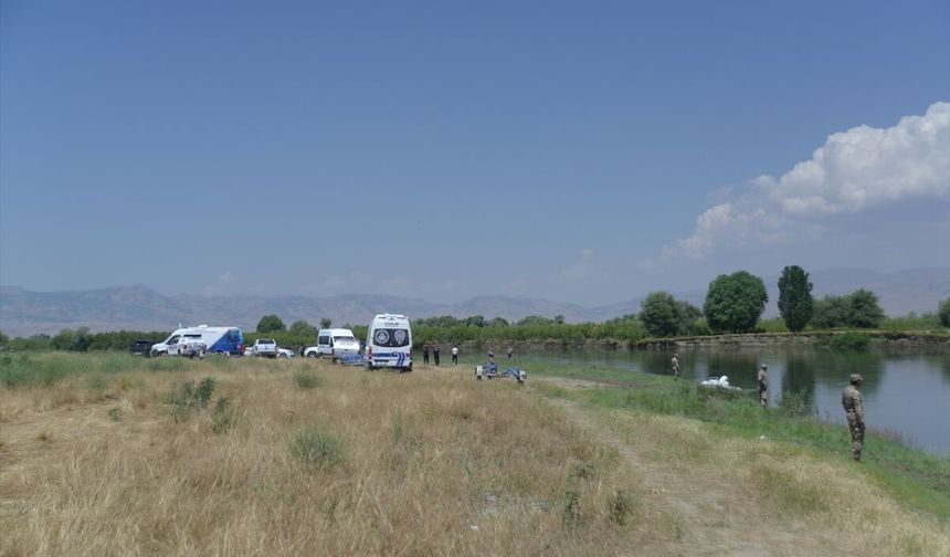 Muş'ta nehre düşen çocuğu arama çalışmaları sürüyor