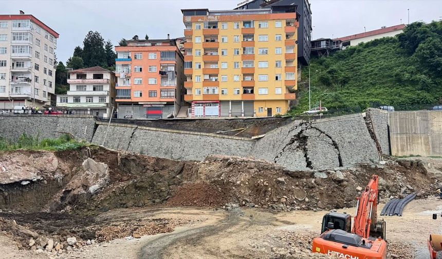 Rize'de yurt inşaatında istinat duvarı yıkıldı, yolun bir bölümü çöktü