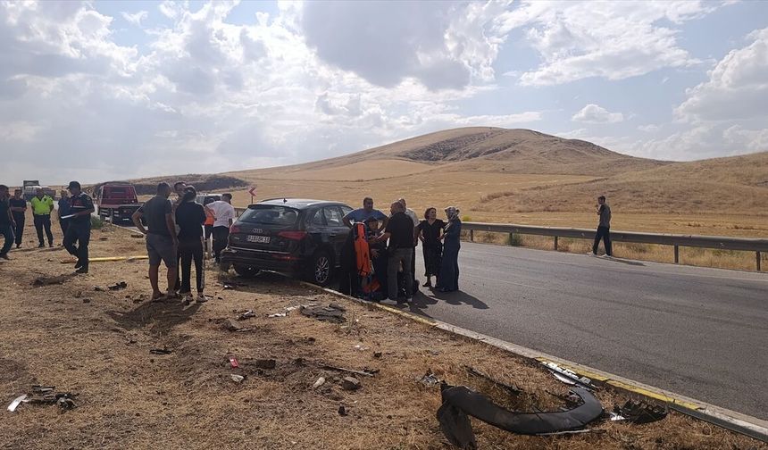 Sivas'ta iki otomobil çarpıştı, 1 kişi öldü, 8 kişi yaralandı