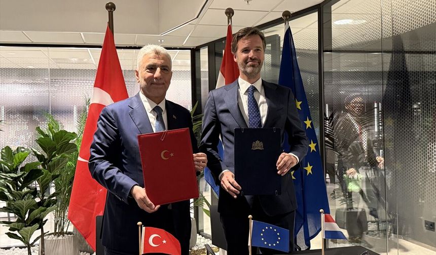 Ticaret Bakanı Bolat, Lahey'de Hollandalı mevkidaşı ve iş insanlarıyla bir araya geldi