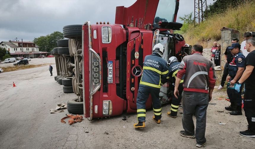 Tokat'ta devrilen kamyondaki 3 kişi yaralandı