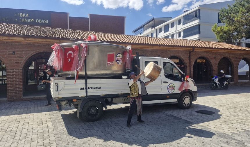 Tokat'ta yaklaşık 100 bin baklalı dolma pişirilecek 600 kilogramlık kazan iş makinesiyle indirildi