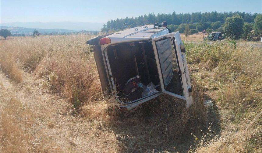 Uşak'ta otomobil şarampole devrildi, 3 kişi yaralandı