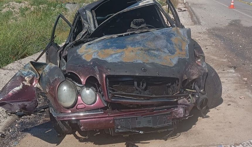 Yozgat'ta devrilen otomobilin alev aldığı kazada 1 kişi öldü, 3 kişi yaralandı
