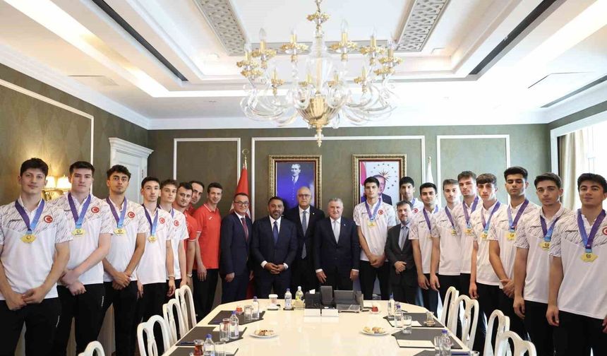 Bakan Bak: 'İstikrarlı başarılarla voleybol ülkesi haline geldik'