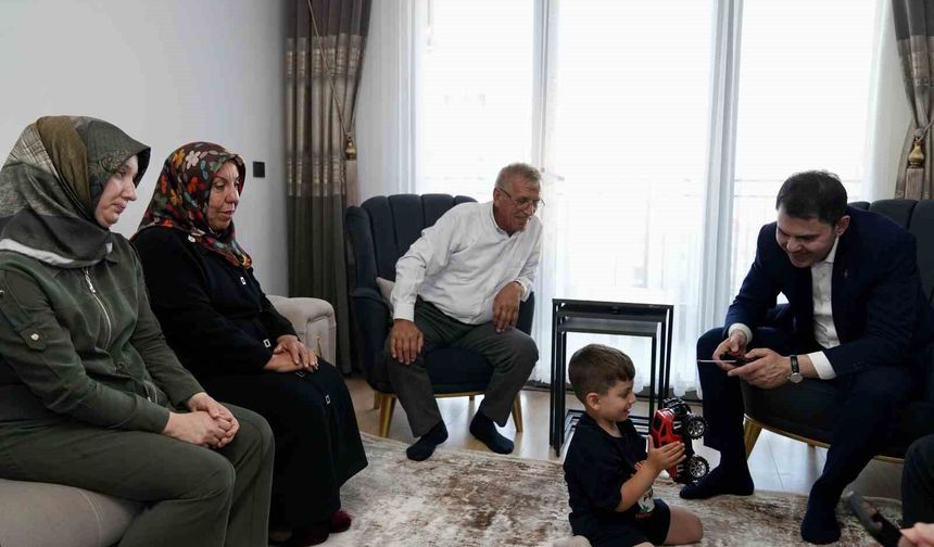 Bakan Kurum'dan depremzede Yusuf ve dedesine ziyaret