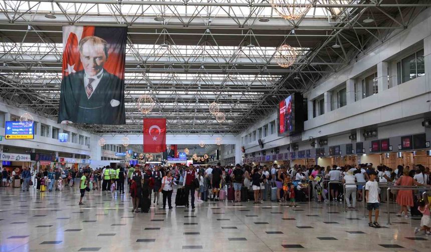 Bakan Uraloğlu: 'İstanbul'daki iki havalimanımız, yılın ilk yarısında 78 ilin nüfusundan fazla yolcuyu ağırladı'