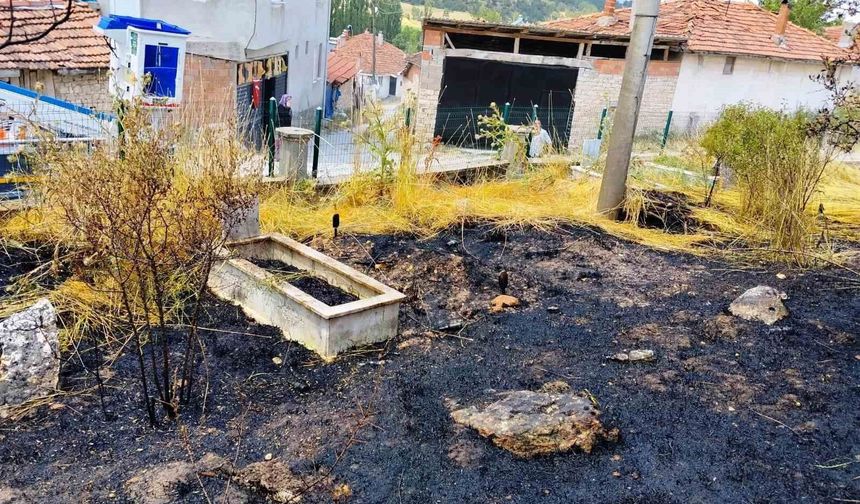 Emet'te mezarlıkta çıkan yangında 10 kabir zarar gördü