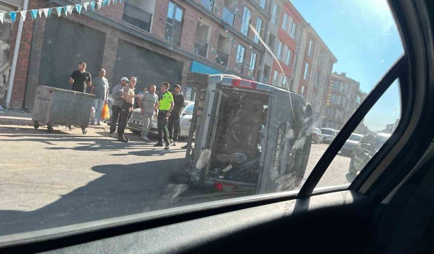 Eskişehir'de kaza yapan hafif ticari araç yan yattı: 3 yaralı