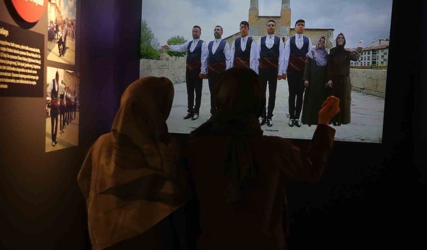 Filmlere konu olan Sivas halayının simülasyonu, turistlerin gözdesi haline geldi