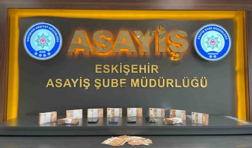 Kendisini polis olarak tanıtan 2 dolandırıcı yakalandı