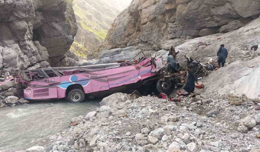 Pakistan'da yolcu otobüsü dev çukura uçtu: 40 ölü
