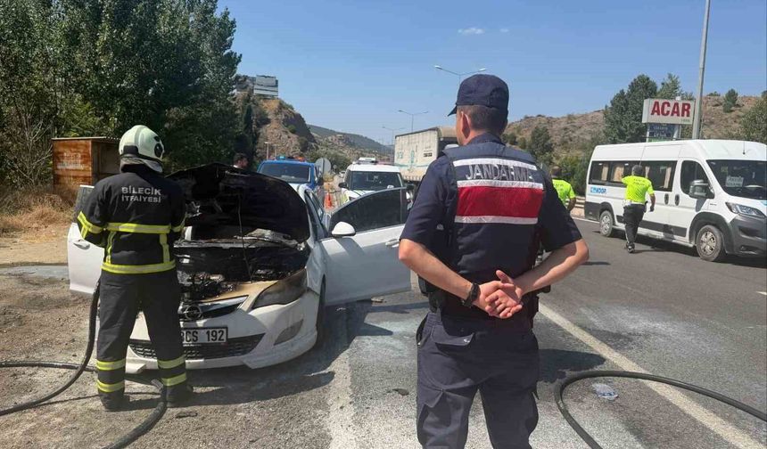 Seyir halindeki otomobil bir anda alev aldı