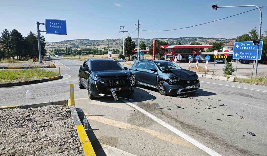 Yalvaç'ta iki otomobil kavşakta çarpıştı: 6 yaralı