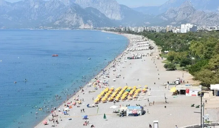 Hava sıcaklığının 38 dereceye ulaştığı Antalya'nın sahillerinde yoğunluk yaşandı