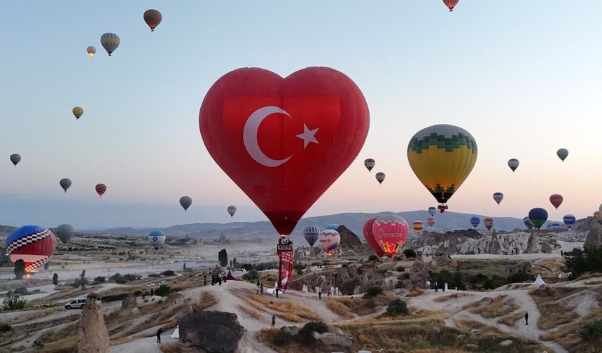 Kapadokya'da sıcak hava balonları 15 Temmuz dolayısıyla Türk bayrakları ve afişlerle uçtu