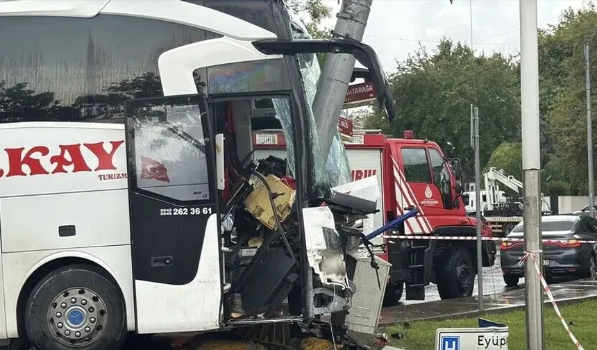 Eyüpsultan'da yolcu otobüsü ile otomobil çarpıştı, 30 kişi yaralandı