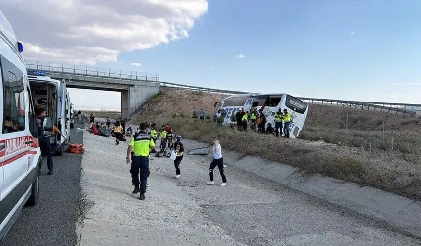 Aksaray'da yoldan çıkan otobüsteki 19 kişi yaralandı