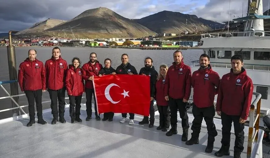 Bakan Kacır, 6. Ulusal Arktik Bilimsel Araştırma Seferi ekibini ziyaret etti