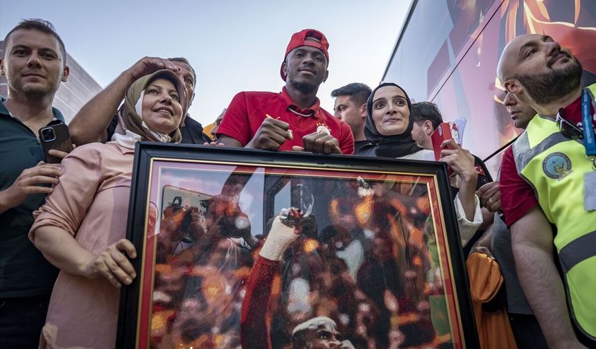 135 bin boncukla işlediği Osimhen tablosunu Erzurum'da yıldız futbolcuya hediye etti