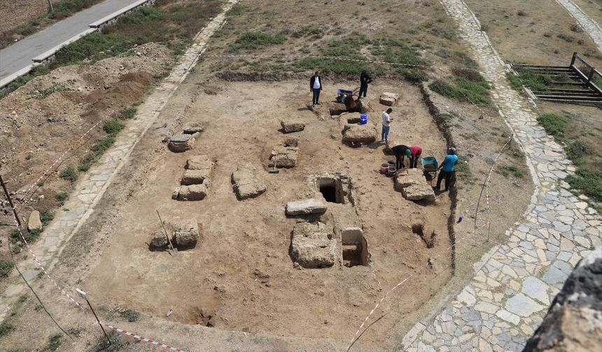Aigeai Antik Kenti'nde kaya oyma ve sandık türü 10 mezar gün yüzüne çıkarıldı
